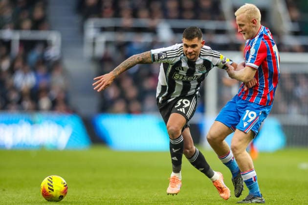 Newcastle United v Crystal Palace, Premier League Bruno Guimaraes Of Newcastle United battles with Will Hughes Of Crystal Palace during the Newcastle United v Crystal Palace Premier League match at St. James Park, Newcastle Upon Tyne, England on 4 January 2026 Credit: Lee Keuneke Every Second Media Editorial use only. All images are copyright Every Second Media Limited. No images may be reproduced without prior permission. All rights reserved. Premier League and Football League images are subject to licensing agreements with Football DataCo Limited. see https: www.football-dataco.com Copyright: xIMAGO EveryxSecondxMediax ESM-1735-0048 LeexKeunekex xEveryxSecondxMediax