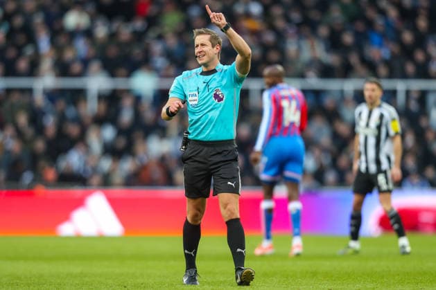 Newcastle United v Crystal Palace, Premier League Referee John Brooks during the Newcastle United v Crystal Palace Premier League match at St. James Park, Newcastle Upon Tyne, England on 4 January 2026 Credit: Lee Keuneke Every Second Media Editorial use only. All images are copyright Every Second Media Limited. No images may be reproduced without prior permission. All rights reserved. Premier League and Football League images are subject to licensing agreements with Football DataCo Limited. see https: www.football-dataco.com Copyright: xIMAGO EveryxSecondxMediax ESM-1735-0049 LeexKeunekex xEveryxSecondxMediax