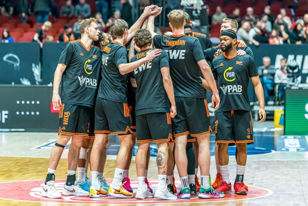 Chemnitz, Deutschland 04. Januar 2026: 1.BBL - 2025 2026 - Niners Chemnitz vs. Rasta Vechta Im Bild: Die Spieler von Vechta bilden einen Mannschaftskreis zum Schulterschluss. Copyright: xFotostandx xNachtigallx