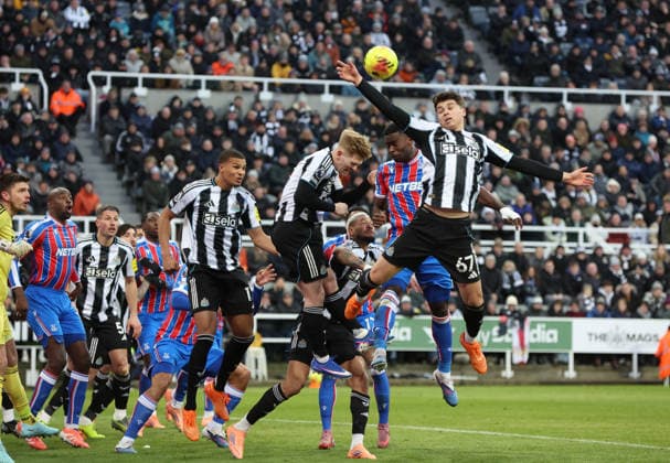 Newcastle Upon Tyne, England, 4th January 2026. Lewis Miley (R) of Newcastle United in action with Marc Guehi of Crystal Palace during the Newcastle United vs Crystal Palace Premier League match at St. James Park, Newcastle Upon Tyne. Picture credit should read: Nigel Roddis Sportimage EDITORIAL USE ONLY. No use with unauthorised audio, video, data, fixture lists, club league logos or live services. Online in-match use limited to 120 images, no video emulation. No use in betting, games or single club league player publications. SPI_028_NR_NEWC_CRYS SPI-4431-0028