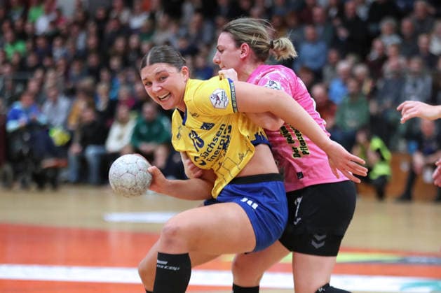 Handball, 2. Alsco HBF: HC Leipzig - Füchse Berlin; 04.01.2026 Laura Klocke (13, HC Leipzig) wird von Angela Cappelaro (17, Füchse Berlin) attackiert. 2. Alsco Handball Bundesliga Frauen, HBF, Saison 2025 2026, 12. Spieltag: HC Leipzig vs. Füchse Berlin am 04.01.2026 in der Sporthalle Brüderstraße Leipzig. Copyright: xBEAUTIFULxSPORTS JanxKaeferx