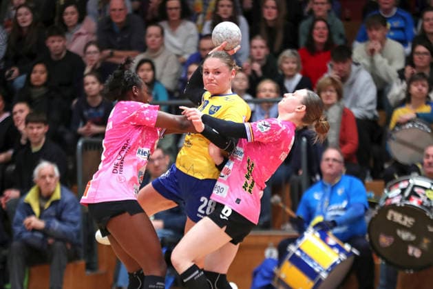 Handball, 2. Alsco HBF: HC Leipzig - Füchse Berlin; 04.01.2026 Lara Tauchmann (28, HC Leipzig) zwischen Kristina Fodjo (8, Füchse Berlin) und Lara-Sophie Fichtner (6, Füchse Berlin). 2. Alsco Handball Bundesliga Frauen, HBF, Saison 2025 2026, 12. Spieltag: HC Leipzig vs. Füchse Berlin am 04.01.2026 in der Sporthalle Brüderstraße Leipzig. Copyright: xBEAUTIFULxSPORTS JanxKaeferx