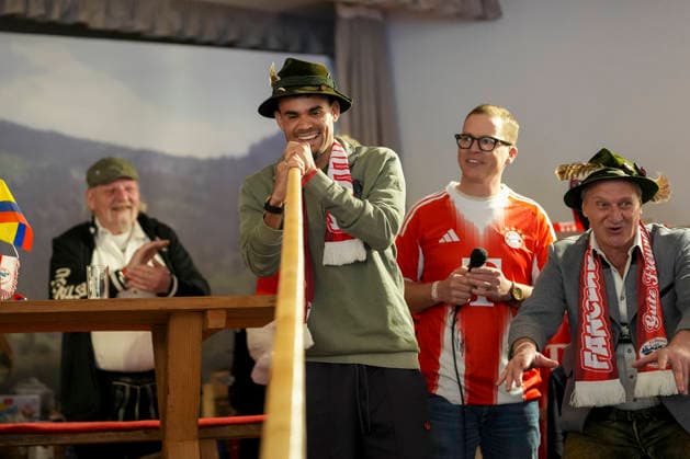 Luis Diaz (FC Bayern Muenchen, 14) beim Alphorn spielen, GER, Fussball, Fanclub Besuch Luis Diaz beim FC Bayern Muenchen Fanclub Westallgaeu e.V. 1985, 04.01.26 GER, Fussball, Fanclub Besuch Luis Diaz beim FC Bayern Muenchen Fanclub Westallgaeu e.V. 1985, 04.01.26 Gestraz *** Luis Diaz FC Bayern Muenchen, 14 playing alphorn, GER, Football, Fanclub Visit Luis Diaz at FC Bayern Muenchen Fanclub Westallgaeu e V 1985, 04 01 26 GER, Football, Fanclub Visit Luis Diaz at FC Bayern Muenchen Fanclub Westallgaeu e V 1985, 04 01 26 Gestraz Copyright: xEibner-Pressefoto MaximilianxRistx EP_MRT