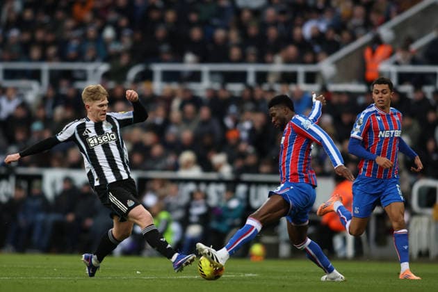 Newcastle United v Crystal Palace - Premier League Lewis Hall of Newcastle United fouls Jefferson Lerma of Crystal Palace during the Premier League match between Newcastle United and Crystal Palace at St. James s Park in Newcastle, England, on January 4, 2026. Newcastle Tyne and Wear United Kingdom  Copyright: xMIxNewsx originalFilename:fletcher-newcastl260104_npOQg.jpg