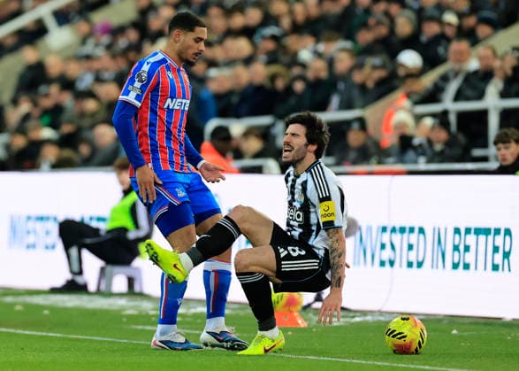 Newcastle United v Crystal Palace Premier League Sandro Tonali of Newcastle United is fouled by Maxence Lacroix of Crystal Palace (left) during the Premier League match at St. James s Park, Newcastle 04 01 2026 UK Newspapers OUT Copyright: xFredxPalmerx FIL-22748-0090