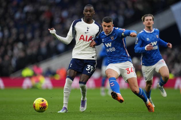 Premier League Tottenham Hotspur v Sunderland Randal Kolo Muani of Tottenham Hotspur and Granit Xhaka of Sunderland during the Premier League match Tottenham Hotspur vs Sunderland at Tottenham Hotspur Stadium, London, United Kingdom, 4th January 2026 (Photo by Harvey Murphy News Images) Copyright: xHarveyxMurphy NewsxImagesx