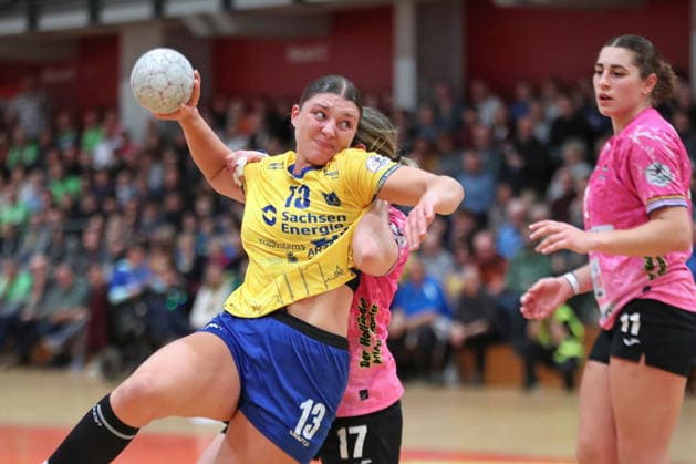 Handball, 2. Alsco HBF: HC Leipzig - Füchse Berlin; 04.01.2026 Laura Klocke (13, HC Leipzig) wird bearbeitet. 2. Alsco Handball Bundesliga Frauen, HBF, Saison 2025 2026, 12. Spieltag: HC Leipzig vs. Füchse Berlin am 04.01.2026 in der Sporthalle Brüderstraße Leipzig. Copyright: xBEAUTIFULxSPORTS JanxKaeferx