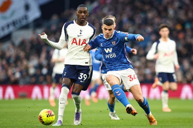 Tottenham Hotspur v Sunderland, Premier League Granit Xhaka of Sunderland tackles Randal Kolo Muani of Tottenham Hotspur during the Tottenham Hotspur v Sunderland Premier League match at the Tottenham Hotspur Stadium, London, England on 4 January 2026 Credit: Ian Stephen Every Second Media Editorial use only. All images are copyright Every Second Media Limited. No images may be reproduced without prior permission. All rights reserved. Premier League and Football League images are subject to licensing agreements with Football DataCo Limited. see https: www.football-dataco.com Copyright: xIMAGO EveryxSecondxMediax ESM-1734-0020 IanxStephenx xEveryxSecondxMediax