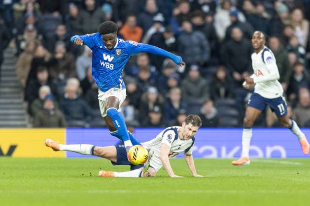 Tottenham Hotspur v Sunderland, Premier League, Football, Tottenham Hotspur Stadium, London, UK - 04 Jan 2026 Ben Davies of Tottenham Hotspur tackles Eliezer Mayenda of Sunderland London Tottenham Hotspur Stadium Tottenham GBR, UK NEWSPAPERS OUT Copyright: xEllixBirchx