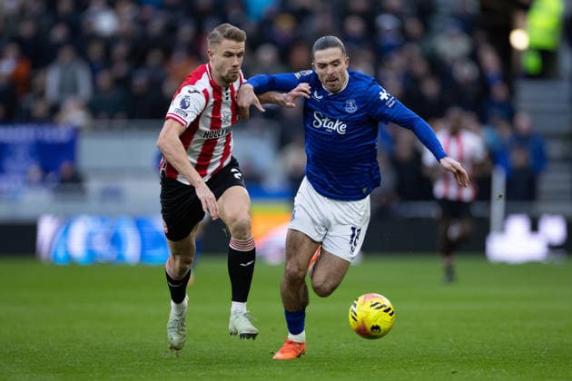 Everton v Brentford - Premier League LIVERPOOL, ENGLAND - JANUARY 04: Jack Grealish of Everton runs with the ball whilst under pressure from Kristoffer Ajer of Brentford during the Premier League match between Everton and Brentford at Hill Dickinson Stadium on January 04, 2026 in Liverpool, England. (Photo by Joe Prior Visionhaus via ) Liverpool Hill Dickinson Stadium England United Kingdom Copyright: xVisionhausx 776340548