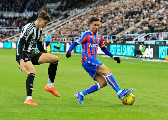 Newcastle United v Crystal Palace Premier League YŽremi Pino of Crystal Palace (right) shields the ball from Lewis Miley of Newcastle United during the Premier League match at St. James s Park, Newcastle 04 01 2026 UK Newspapers OUT Copyright: xFredxPalmerx FIL-22748-0101
