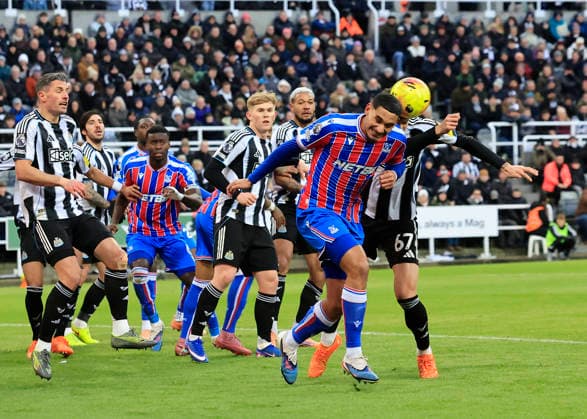 Newcastle United v Crystal Palace Premier League Maxence Lacroix of Crystal Palace (second from right) competes for the ball with Lewis Miley of Newcastle United (right) during the Premier League match at St. James s Park, Newcastle 04 01 2026 UK Newspapers OUT Copyright: xFredxPalmerx FIL-22748-0105