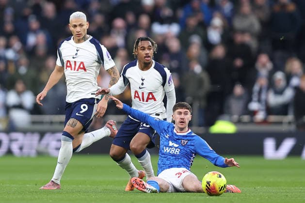 4th January 2026; Tottenham Hotspur Stadium, London, England; Premier League Football, Tottenham Hotspur versus Sunderland; Trai Hume of Sunderland gets the ball away from Richarlison and Wilson Odobert of Tottenham Hotspur  KatiexChan