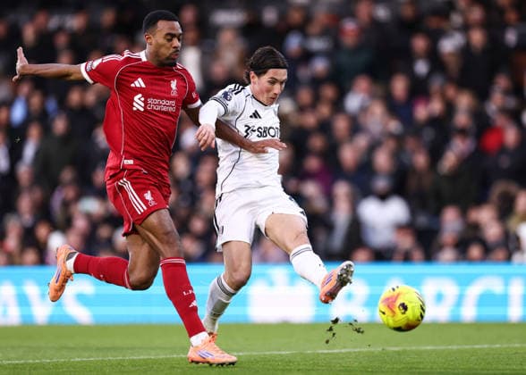 Fulham v Liverpool 04 January 2026, London - Premier League Football - Fulham v Liverpool - Harry Wilson of Fulham scores their first goal while under pressure from Ryan Gravenberch of Liverpool - Photo: Jacques Feeney Offside. London UK Copyright: xJacquesxFeeneyx xOffsidexOffside