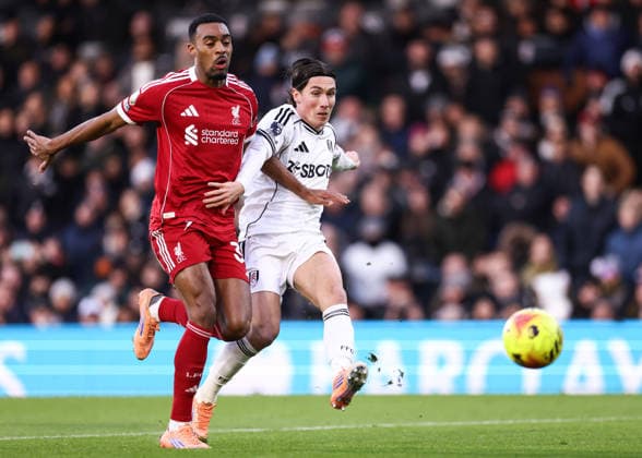 Fulham v Liverpool 04 January 2026, London - Premier League Football - Fulham v Liverpool - Harry Wilson of Fulham scores their first goal while under pressure from Ryan Gravenberch of Liverpool - Photo: Jacques Feeney Offside. London UK Copyright: xJacquesxFeeneyx xOffsidexOffside