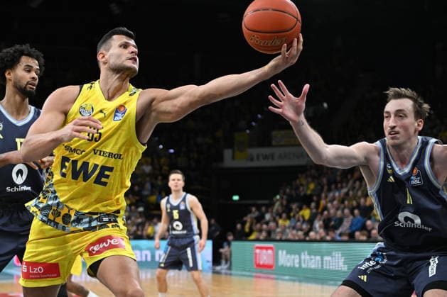 GER, Basketball, easy Credit- BBL, EWE Baskets Oldenburg vs ALBA Berlin 04.01.2026, EWE Arena, Oldenburg, GER, easy Credit-BBL, EWE Baskets Oldenburg vs ALBA Berlin, im Bild Filip STANIC ( EWE Baskets Oldenburg 65 ) Moses WOOD ( ALBA Berlin 11 )