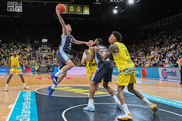 GER, Basketball, easy Credit- BBL, EWE Baskets Oldenburg vs ALBA Berlin 04.01.2026, EWE Arena, Oldenburg, GER, easy Credit-BBL, EWE Baskets Oldenburg vs ALBA Berlin, im Bild Martin HERMANNSSON ( ALBA Berlin 15 ) Michale KYSER ( EWE Baskets Oldenburg 12 ) J wan ROBERTS ( ALBA Berlin 13 )