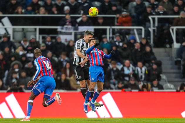Newcastle United v Crystal Palace, Premier League Fabian Schär Of Newcastle United heads the ball clear during the Newcastle United v Crystal Palace Premier League match at St. James Park, Newcastle Upon Tyne, England on 4 January 2026 Credit: Lee Keuneke Every Second Media Editorial use only. All images are copyright Every Second Media Limited. No images may be reproduced without prior permission. All rights reserved. Premier League and Football League images are subject to licensing agreements with Football DataCo Limited. see https: www.football-dataco.com Copyright: xIMAGO EveryxSecondxMediax ESM-1735-0063 LeexKeunekex xEveryxSecondxMediax