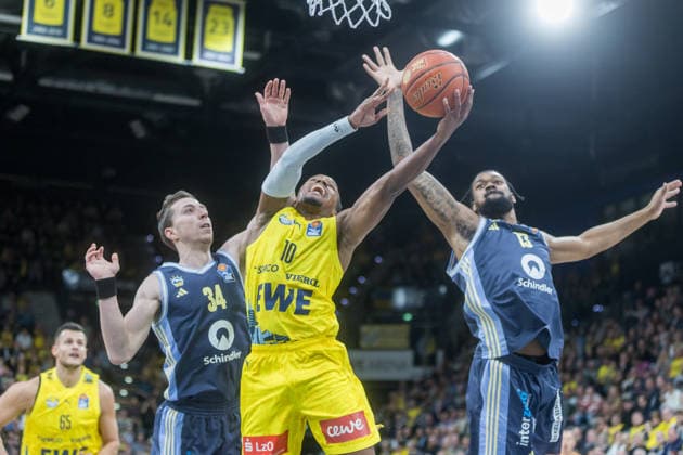 Oldenburg, Niedersachsen, DEU, 04.01.2026, James Woodard (Mitte, EWE Baskets Oldenburg), Justin Bean (links, Alba Berlin) und J wan Roberts (rechts, Alba Berlin). EWE Baskets Oldenburg vs. Alba Berlin. Basketball. 1. Basketball-Bundesliga Saison 2025 2026, 14. Spieltag, Grosse EWE Arena. EWE Baskets Oldenburg vs. Alba Berlin