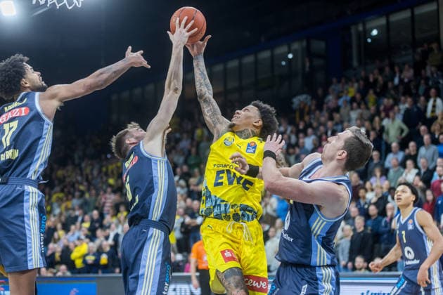 Oldenburg, Niedersachsen, DEU, 04.01.2026, Michale Kyser (Mitte, EWE Baskets Oldenburg), Malte Delow (2. v. links, Alba Berlin), Norris Agbakoko (links, Alba Berlin) und Justin Bean (rechts, Alba Berlin). EWE Baskets Oldenburg vs. Alba Berlin. Basketball. 1. Basketball-Bundesliga Saison 2025 2026, 14. Spieltag, Grosse EWE Arena. EWE Baskets Oldenburg vs. Alba Berlin