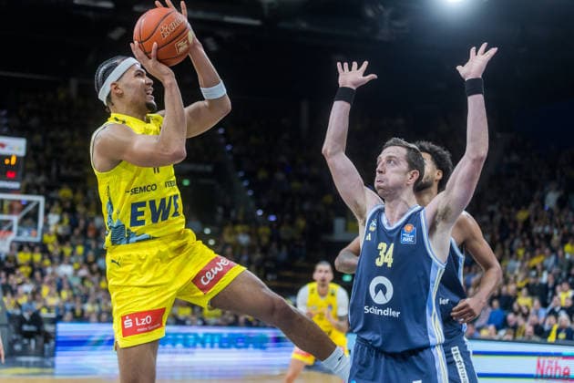 Oldenburg, Niedersachsen, DEU, 04.01.2026, Nicholas Tischler (links, EWE Baskets Oldenburg) und Justin Bean (rechts, Alba Berlin). EWE Baskets Oldenburg vs. Alba Berlin. Basketball. 1. Basketball-Bundesliga Saison 2025 2026, 14. Spieltag, Grosse EWE Arena. EWE Baskets Oldenburg vs. Alba Berlin