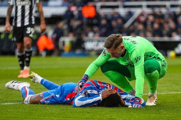 Newcastle United v Crystal Palace, Premier League Jefferson Lerma Of Crystal Palace goes down injured during the Newcastle United v Crystal Palace Premier League match at St. James Park, Newcastle Upon Tyne, England on 4 January 2026 Credit: Lee Keuneke Every Second Media Editorial use only. All images are copyright Every Second Media Limited. No images may be reproduced without prior permission. All rights reserved. Premier League and Football League images are subject to licensing agreements with Football DataCo Limited. see https: www.football-dataco.com Copyright: xIMAGO EveryxSecondxMediax ESM-1735-0066 LeexKeunekex xEveryxSecondxMediax