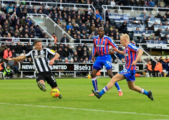 Newcastle United v Crystal Palace Premier League Will Hughes of Crystal Palace (right) shoots as Fabian Schär of Newcastle United (left) closes in during the Premier League match at St. James s Park, Newcastle 04 01 2026 UK Newspapers OUT Copyright: xFredxPalmerx FIL-22748-0108