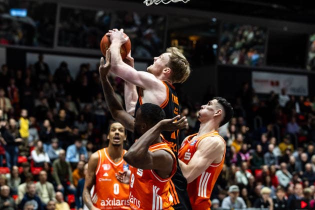 GER, easy-Credit Basketball-Bundesliga, Niners Chemnitz - RASTA Vechta. 04.01.2026, Messe, Chemnitz, GER, easy-Credit Basketball-Bundesliga, Niners Chemnitz - RASTA Vechta. Lars Thiemann (RASTA Vechta 21) Foto Alexander Trienitz Chemnitz Messe Sachsen Deutschland