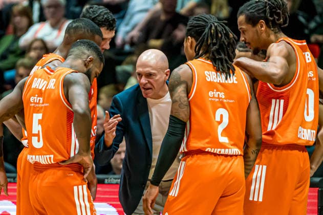 Chemnitz, Deutschland 04. Januar 2026: 1.BBL - 2025 2026 - Niners Chemnitz vs. Rasta Vechta Im Bild: Head Coach Rodrigo Pastore (99) 4.v.li. mit seinen Mannschaftskollegen bei einer Spielunterbrechnung Copyright: xFotostandx xNachtigallx