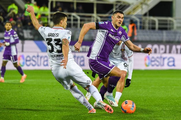 Alberto Grassi (Cremonese) thwarted by Roberto Piccoli (Fiorentina) during ACF Fiorentina vs US Cremonese, Italian soccer Serie A match in Florence, Italy, January 04 2026  Copyright: xFabioxFagiolini IPAxSportx xipa-agency.netx xx IPA_69685619 IPA_Agency_IPA69685619
