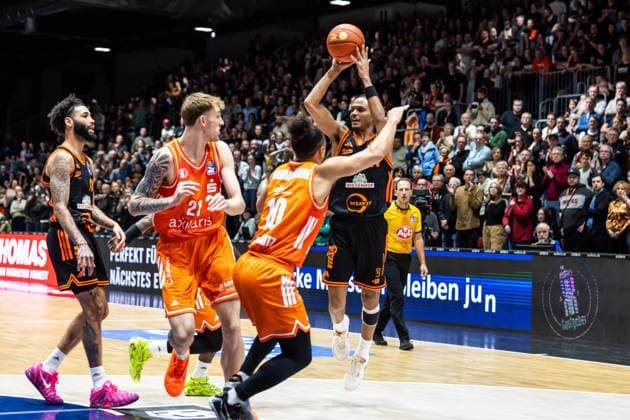 GER, easy-Credit Basketball-Bundesliga, Niners Chemnitz - RASTA Vechta. 04.01.2026, Messe, Chemnitz, GER, easy-Credit Basketball-Bundesliga, Niners Chemnitz - RASTA Vechta. Alonzo Verge Jr. (RASTA Vechta 11), Kaza Kajami-Keane (Niners Chemnitz, 10) Foto Alexander Trienitz Chemnitz Messe Sachsen Deutschland