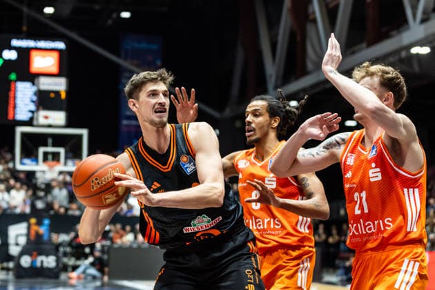 GER, easy-Credit Basketball-Bundesliga, Niners Chemnitz - RASTA Vechta. 04.01.2026, Messe, Chemnitz, GER, easy-Credit Basketball-Bundesliga, Niners Chemnitz - RASTA Vechta. Tibor Pleiß Tibor Pleiss (RASTA Vechta 22) Foto Alexander Trienitz Chemnitz Messe Sachsen Deutschland