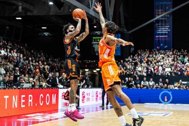 GER, easy-Credit Basketball-Bundesliga, Niners Chemnitz - RASTA Vechta. 04.01.2026, Messe, Chemnitz, GER, easy-Credit Basketball-Bundesliga, Niners Chemnitz - RASTA Vechta. Tevin Brown (RASTA Vechta 10), Kevin Yebo (Niners Chemnitz, 0) Foto Alexander Trienitz Chemnitz Messe Sachsen Deutschland