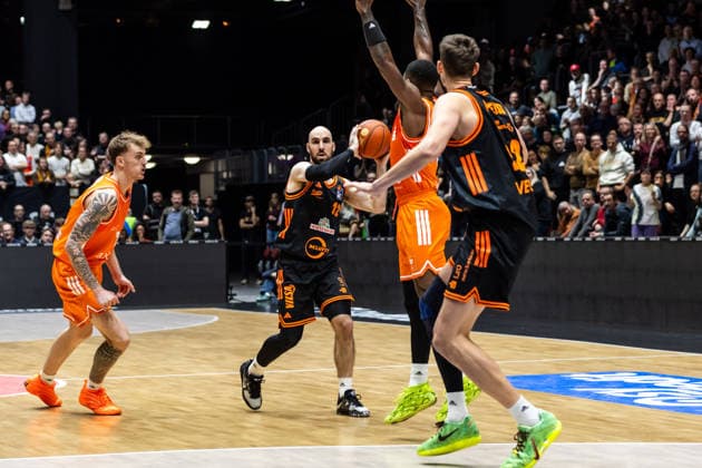 GER, easy-Credit Basketball-Bundesliga, Niners Chemnitz - RASTA Vechta. 04.01.2026, Messe, Chemnitz, GER, easy-Credit Basketball-Bundesliga, Niners Chemnitz - RASTA Vechta. Tommy Kuhse (RASTA Vechta 12) Foto Alexander Trienitz Chemnitz Messe Sachsen Deutschland