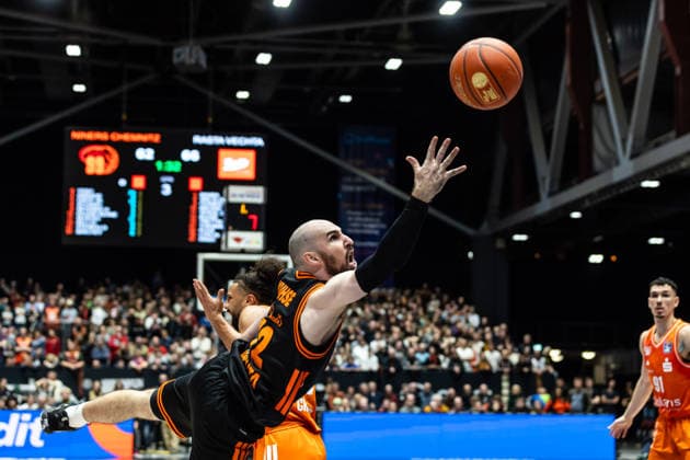 GER, easy-Credit Basketball-Bundesliga, Niners Chemnitz - RASTA Vechta. 04.01.2026, Messe, Chemnitz, GER, easy-Credit Basketball-Bundesliga, Niners Chemnitz - RASTA Vechta. Tommy Kuhse (RASTA Vechta 12) Foto Alexander Trienitz Chemnitz Messe Sachsen Deutschland