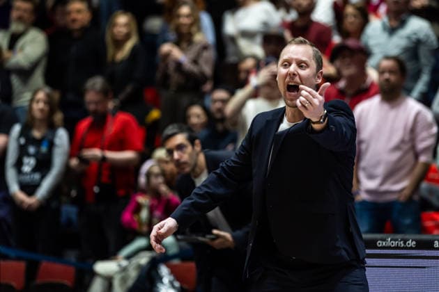 GER, easy-Credit Basketball-Bundesliga, Niners Chemnitz - RASTA Vechta. 04.01.2026, Messe, Chemnitz, GER, easy-Credit Basketball-Bundesliga, Niners Chemnitz - RASTA Vechta. Christian Held (Head-Coach RASTA Vechta) Foto Alexander Trienitz Chemnitz Messe Sachsen Deutschland