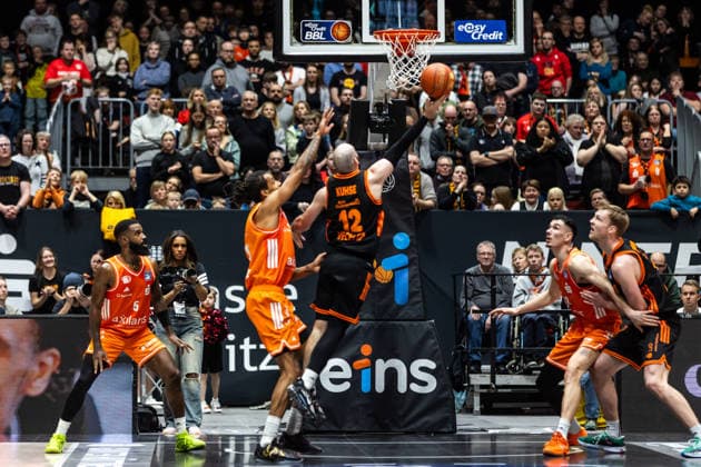 GER, easy-Credit Basketball-Bundesliga, Niners Chemnitz - RASTA Vechta. 04.01.2026, Messe, Chemnitz, GER, easy-Credit Basketball-Bundesliga, Niners Chemnitz - RASTA Vechta. Tommy Kuhse (RASTA Vechta 12) Foto Alexander Trienitz Chemnitz Messe Sachsen Deutschland