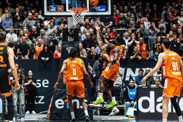 GER, easy-Credit Basketball-Bundesliga, Niners Chemnitz - RASTA Vechta. 04.01.2026, Messe, Chemnitz, GER, easy-Credit Basketball-Bundesliga, Niners Chemnitz - RASTA Vechta. Alonzo Verge Jr. (RASTA Vechta 11), Corey Davis Jr. (Niners Chemnitz, 5) Foto Alexander Trienitz Chemnitz Messe Sachsen Deutschland