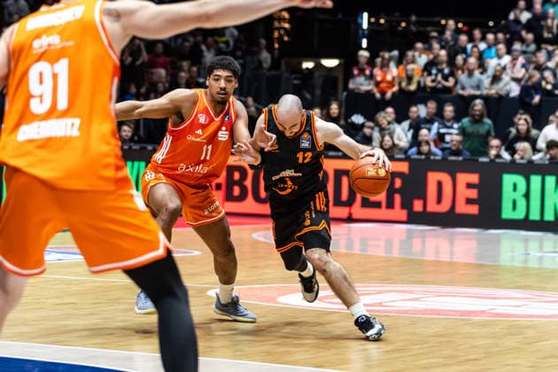 GER, easy-Credit Basketball-Bundesliga, Niners Chemnitz - RASTA Vechta. 04.01.2026, Messe, Chemnitz, GER, easy-Credit Basketball-Bundesliga, Niners Chemnitz - RASTA Vechta. Tommy Kuhse (RASTA Vechta 12) Foto Alexander Trienitz Chemnitz Messe Sachsen Deutschland