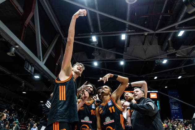 GER, easy-Credit Basketball-Bundesliga, Niners Chemnitz - RASTA Vechta. 04.01.2026, Messe, Chemnitz, GER, easy-Credit Basketball-Bundesliga, Niners Chemnitz - RASTA Vechta. Tibor Pleiß Tibor Pleiss (RASTA Vechta 22) jubelt mit dem Team Foto Alexander Trienitz Chemnitz Messe Sachsen Deutschland
