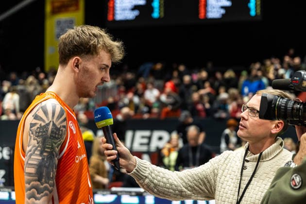 GER, easy-Credit Basketball-Bundesliga, Niners Chemnitz - RASTA Vechta. 04.01.2026, Messe, Chemnitz, GER, easy-Credit Basketball-Bundesliga, Niners Chemnitz - RASTA Vechta. Julian Steinfeld (Niners Chemnitz, 21) beim Interview Foto Alexander Trienitz Chemnitz Messe Sachsen Deutschland
