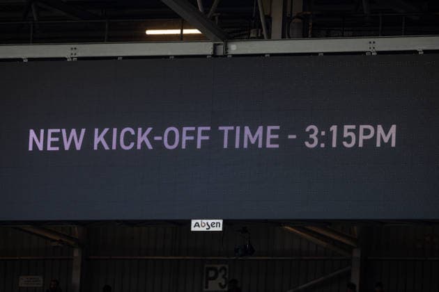 Football - FA Premier League - Fulham FC v Liverpool FC LONDON, ENGLAND - Sunday, January 4, 2026: A board with the new kick off time of 3:15 pm due to a medical emergency before the FA Premier League match between Fulham FC and Liverpool FC at Craven Cottage. (Photo by David Rawcliffe Propaganda) LONDON Craven Cottage GREATER LONDON ENGLAND  Copyright: xDavidxRawcliffex P2026-01-04-Fulham_Liverpool-54