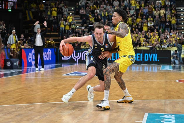 GER, Basketball, easy Credit- BBL, EWE Baskets Oldenburg vs ALBA Berlin 04.01.2026, EWE Arena, Oldenburg, GER, easy Credit-BBL, EWE Baskets Oldenburg vs ALBA Berlin, im Bild Moses WOOD ( ALBA Berlin 11 ) Michale KYSER ( EWE Baskets Oldenburg 12 )