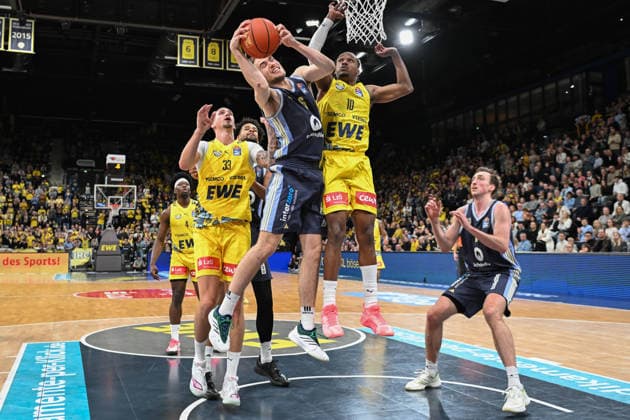 GER, Basketball, easy Credit- BBL, EWE Baskets Oldenburg vs ALBA Berlin 04.01.2026, EWE Arena, Oldenburg, GER, easy Credit-BBL, EWE Baskets Oldenburg vs ALBA Berlin, im Bild Malte DELOW( ALBA Berlin 6 ) James WOODARD ( EWE Baskets Oldenburg 10 ) Tomislav ZUBCIC ( EWE Baskets Oldenburg 33 ) Moses WOOD ( ALBA Berlin 11 )