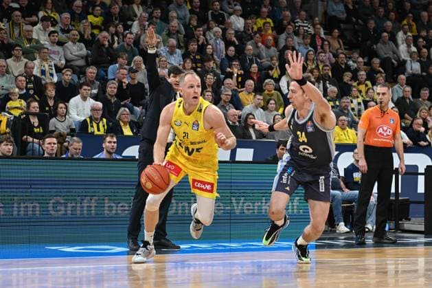 GER, Basketball, easy Credit- BBL, EWE Baskets Oldenburg vs ALBA Berlin 04.01.2026, EWE Arena, Oldenburg, GER, easy Credit-BBL, EWE Baskets Oldenburg vs ALBA Berlin, im Bild Seth HINRICHS ( EWE Baskets Oldenburg 21 ) Justin BEAN ALBA Berlin 34 ) Pedro CALLES ( ALBA Berlin Headcoach Head-Coach )
