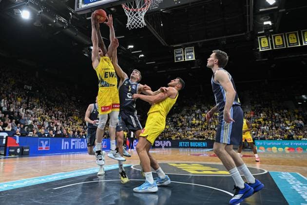 GER, Basketball, easy Credit- BBL, EWE Baskets Oldenburg vs ALBA Berlin 04.01.2026, EWE Arena, Oldenburg, GER, easy Credit-BBL, EWE Baskets Oldenburg vs ALBA Berlin, im Bild Seth HINRICHS ( EWE Baskets Oldenburg 21 ) Sam GRIESEL ( ALBA Berlin 5 ) Filip STANIC ( EWE Baskets Oldenburg 65 ) Martin HERMANNSSON ( ALBA Berlin 15 )