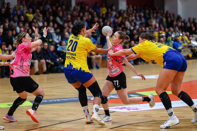 Leoni Bassiner (Fuechse Berlin Frauen, 77) am Ball, geblockt durch Sharleen Juliette Greschner (HC Leipzig, 20) und Laura Sophie Klocke (HC Leipzig, 13), HC Leipzig vs Fuechse Berlin, Handball, 2. Alsco Handball Bundesliga Frauen, 12. Spieltag, Saison 2025 2026, 04.01.2026, HC Leipzig vs Fuechse Berlin, Handball, 2. Alsco Handball Bundesliga Frauen, 12. Spieltag, Saison 2025 2026, 04.01.2026 Leipzig Copyright: xEibner-Pressefoto LauraxRoemerx EP_LRR