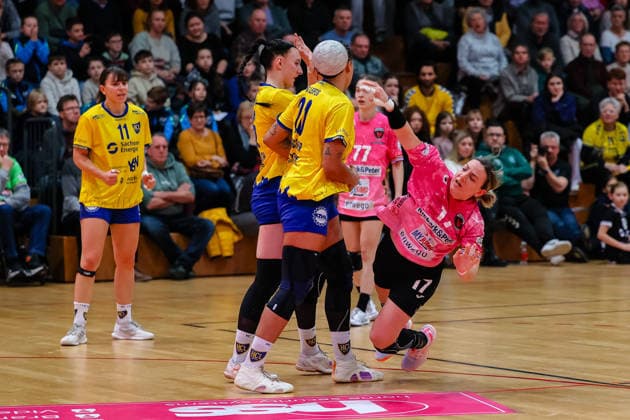 Angela Cappellaro (Fuechse Berlin Frauen, 17) wirft den Ball, geht zu Boden gegen Sharleen Juliette Greschner (HC Leipzig, 20), HC Leipzig vs Fuechse Berlin, Handball, 2. Alsco Handball Bundesliga Frauen, 12. Spieltag, Saison 2025 2026, 04.01.2026, HC Leipzig vs Fuechse Berlin, Handball, 2. Alsco Handball Bundesliga Frauen, 12. Spieltag, Saison 2025 2026, 04.01.2026 Leipzig Copyright: xEibner-Pressefoto LauraxRoemerx EP_LRR