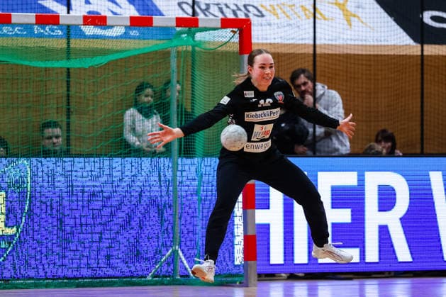 Zoe Ludwig (Fuechse Berlin Frauen, 12) haelt den Ball, HC Leipzig vs Fuechse Berlin, Handball, 2. Alsco Handball Bundesliga Frauen, 12. Spieltag, Saison 2025 2026, 04.01.2026, HC Leipzig vs Fuechse Berlin, Handball, 2. Alsco Handball Bundesliga Frauen, 12. Spieltag, Saison 2025 2026, 04.01.2026 Leipzig Copyright: xEibner-Pressefoto LauraxRoemerx EP_LRR