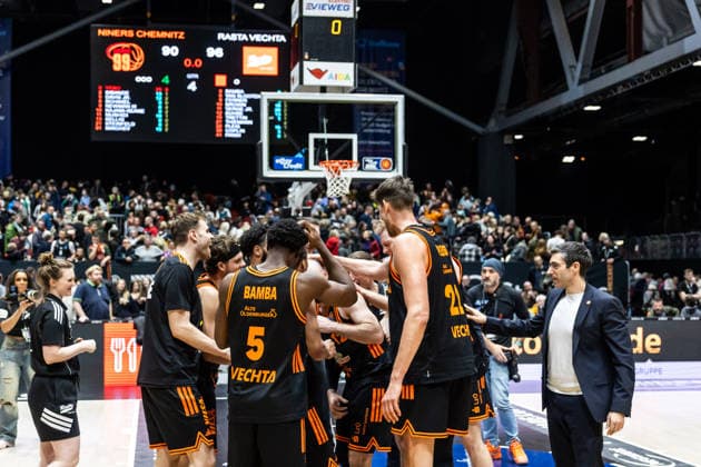 GER, easy-Credit Basketball-Bundesliga, Niners Chemnitz - RASTA Vechta. 04.01.2026, Messe, Chemnitz, GER, easy-Credit Basketball-Bundesliga, Niners Chemnitz - RASTA Vechta. Jubel von RASTA Vechta nach dem Sieg Foto Alexander Trienitz Chemnitz Messe Sachsen Deutschland